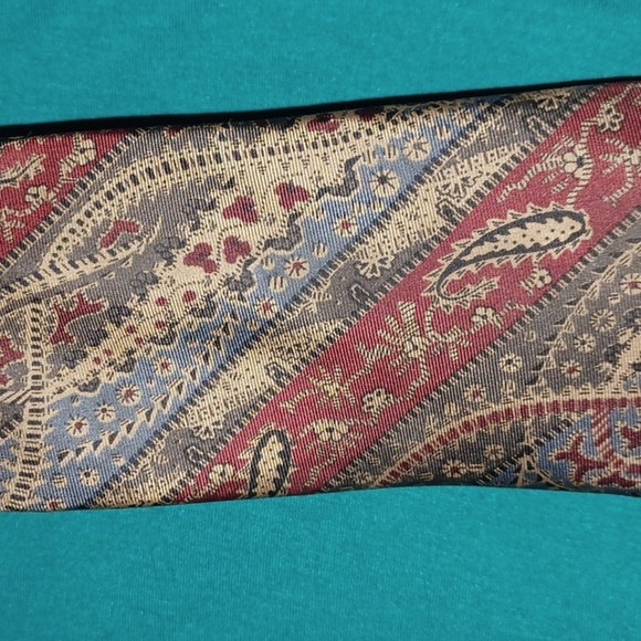 VGUC - 100% Imported Silk Tie - Handmade In The U.S.A. - Picture 3 of 10